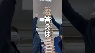 木のおもちゃで遊ぶ