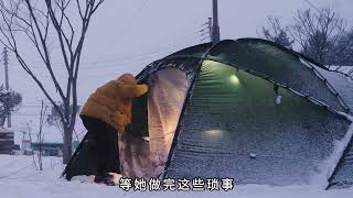 女人在暴雪天气户外露营，享受惬意的独处时光 #露营 #帐篷