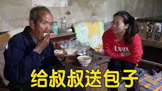 小丽给五位老人送包子，叔叔高兴边吃边夸好，句句话暖心又感动【姑嫂一家亲】