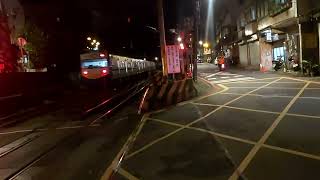 瑞芳逢甲路平交道20:13分拍攝4046次湖口發車經由北迴線開往花蓮的EMU718+EMU717阿福號區間快車