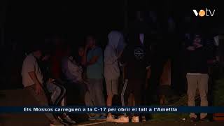 VOTV - Els Mossos carreguen a la C-17 per obrir el tall a l'Ametlla