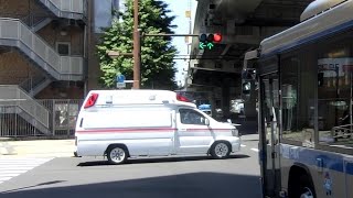 【救急車】緊急走行で赤信号の交差点を通過する横浜市消防局の救急車