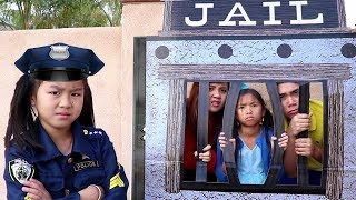 Jannie y Wendy Pretenden Jugar a la Policía |Videos para Niños | Pretend Play Locked Up