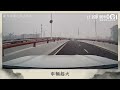 車cam直擊｜上海私家車撞水箱後橫飛跌落高架橋陷火海　司機死亡｜交通意外｜高速公路