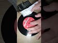 紙とハンドスピナーだけでレコードを鳴らしています。playing vinyl with paper and fidget spinner