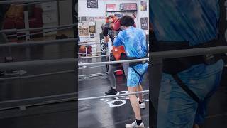 59歳（灰T）VS44歳トレーナー（水色T）のスパーリング2R目