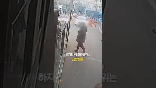 출발하려하자 버스 뒷바퀴에 발 '쓱' #shorts