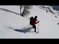 zainoinspalla corsa in discesa sulla neve