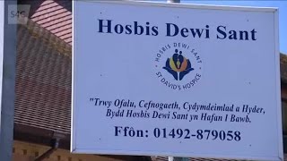 Elin Fflur yn ymweld â Hosbis Dewi Sant