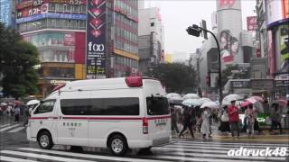 渋谷スクランブル交差点を通過する緊急車両と、KinKi Kids（キンキ キッズ）のベンツバス＆宣伝トラック