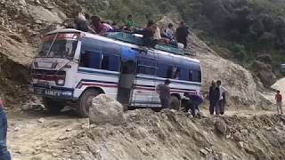 danger rode of nepal नेपालमा यस्ता सडक यति सम्म खतरा मोल्नु प्रर्छ डाईभरले