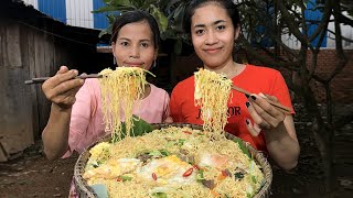 របៀបធ្វើឆាមីពងទា ឆ្ងាញ់ៗ - Cooking noodles with egg recipe