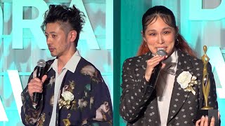 オダギリジョー『カムカムエヴリバディ』で助演男優賞　AIは「アルデバラン」生歌唱でドキドキ　『東京ドラマアウォード2022』授賞式