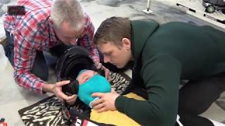 Jak poskytnout první pomoc-sundávání motorkářské přilby. First aid-practice removing a helmet.