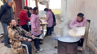 河南农村过冬至，乡亲们集体包饺子，肉多菜鲜味地道，气氛真热烈