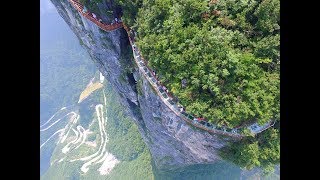 ৪০০০ ফুট উচুতে কাচের রাস্তা বানিয়ে পুরো বিশ্বকে অবাক করল চীন ।4000 feet up Glass Road in China