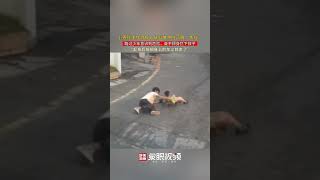 小男孩坐在滑板上从斜坡冲向马路“失控”，路过少年意识到危险，奋不顾身拦下孩子，“起身后拍拍身上的灰尘就走了”#希望每个孩子都被保护 #支持抖音传播正能量#Shorts#youtubeshorts