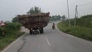 don't overtake in turnings on village roads 🚛🚜#youtuber #viralvideo #villagelife #villageroad