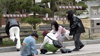 A man who makes female college students laugh with a bag. (Eng sub)