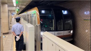 【10111F  綾瀬臨時入場回送】東京メトロ10000系10111編成が回送電車として警笛を鳴らして霞ヶ関駅を発車するシーン（回B1370S）2022.7.29