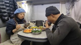 The guy was riding the Sichuan-Tibet line, and ran into a single self-driving lady!