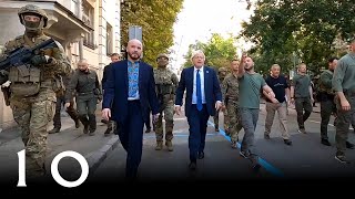 PM Boris Johnson & President Zelenskyy walk around Kyiv on Ukrainian Independence Day