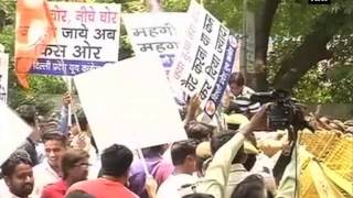 NSUI workers protest outside Kejriwal's residence over VAT Bill