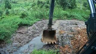 escavadeira fazendo lagoa