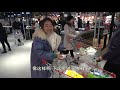 下雪天，女儿给妈妈送完菜，帮忙采购15种物品，妈妈觉得太破费 when it’s snowing accompany mom to purchase goods