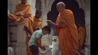 Life Lessons from Mahant Swami Maharaj (English) -  Reaching Out To a Child