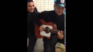 Gitan qui joue de la guitare