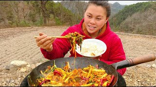 Eat delicious beef offal today,3斤牛雜2斤酸筍，配上辣椒炒一鍋，香辣巨下飯歐妹一人吃兩碗