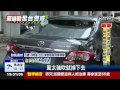 強風襲 整片玻璃墜19樓砸兩車