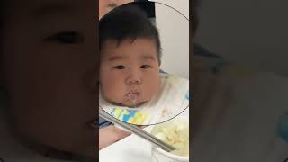 吃了半天，怎么还没进我嘴巴里人类幼崽迷惑行为大赏 萌娃过冬穿搭已就位 冬天怎么给娃穿衣 我家那个可爱的小孩 孩子就是拿来玩的