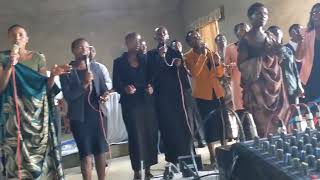 mukeneye choir abagenzi mwatwandikira muri comment muze dukorere Imana bigishoboka