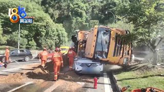 【1818黄金眼】运沙车压扁轿车，消防救出三人