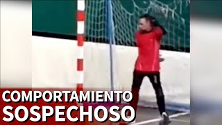 Este portero se vuelve viral y no por sus paradas: atentos a su sospechoso comportamiento...