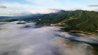 富良野風景・十勝岳連峰からの日の出と富良野盆地及び富良野市街地の上空を覆う絶景の雲海を360度空中散歩