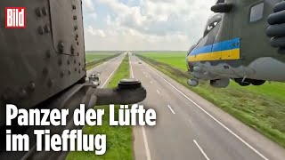 Ukraine-Krieg: Kampfhubschrauber donnert über Autobahn an die Front