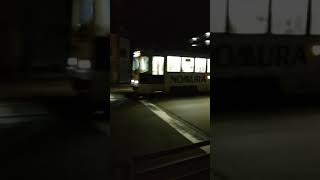 真っ暗な道路を左右から走ってくる路面電車　函館市電　Trams that run from left and right on pitch-black road / HakodateCity Tram