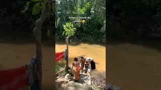 Gadis cantik suku Dayak Kalimantan mandi di sungai