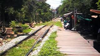 รถไฟมาจากวงเวียนใหญ่กำลังเข้าสถานีวัดไทร