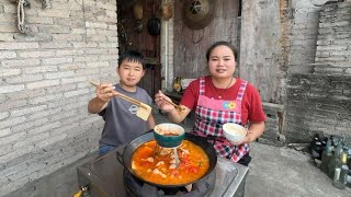 贵州酸汤猪杂火锅，酸辣开胃不油腻，超下饭