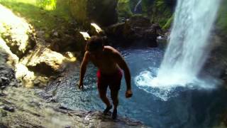 Sprung in den Wasserfall Berglistüber im Glarnerland