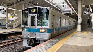 小田急1000形1253編成（全未更新・幕車GTO）が新百合ヶ丘駅を発車するシーン