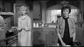 HOMICIDAL (1961) Clip -  Joan Marshall \u0026 Patricia Breslin