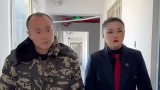 拿着养父的积蓄投奔自己的父亲…