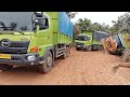 The tense moments of the orange Fuso 6x4HD 220ps truck with a load of palm oil collapsed