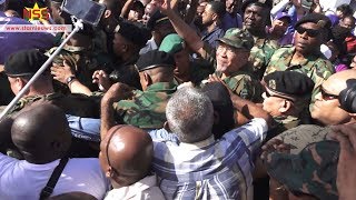 Bouterse in militair tenue naar zitting