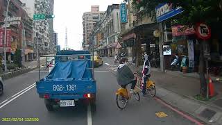 小屁孩，不緊靠道路右側停車，妨礙車輛通行。